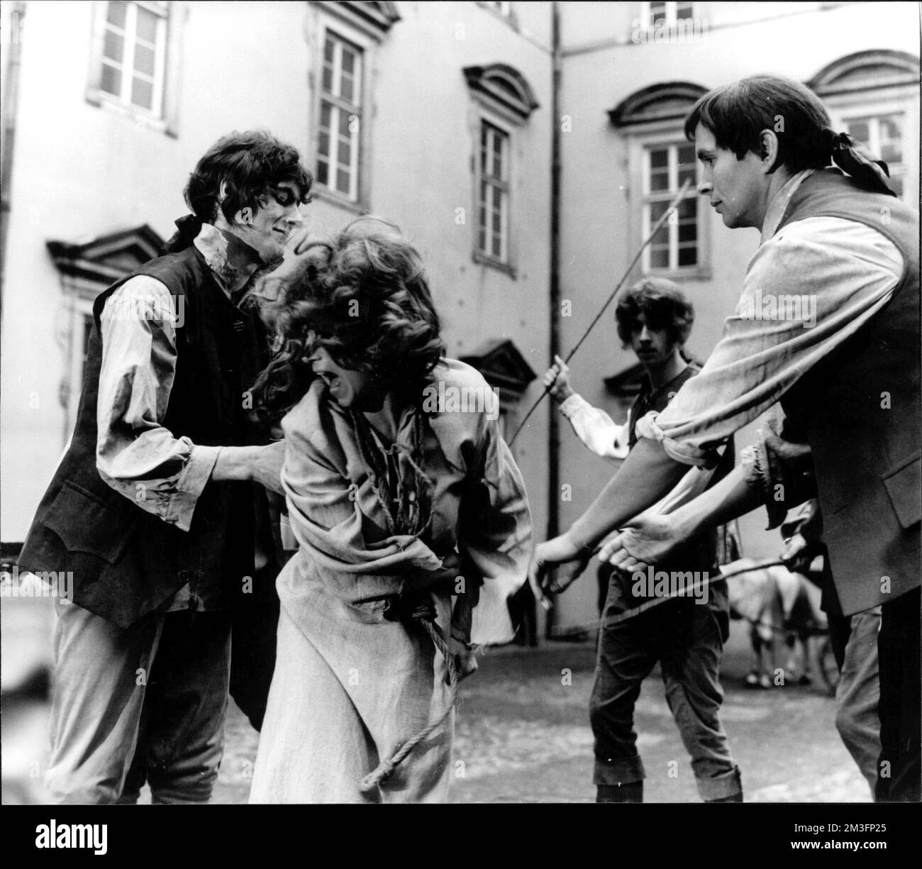 Die Halsbandaffäre Jeanne de la Motte (Karin Hübner) wird von Folterknechten ausgepeitscht