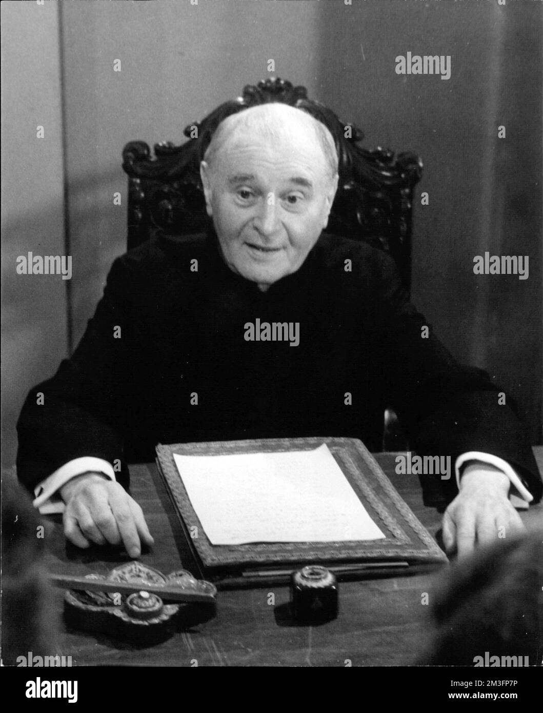 Feldwebel Schmidt - Willy Maertens Als Pfarrer Gdowski Stock Photo - Alamy