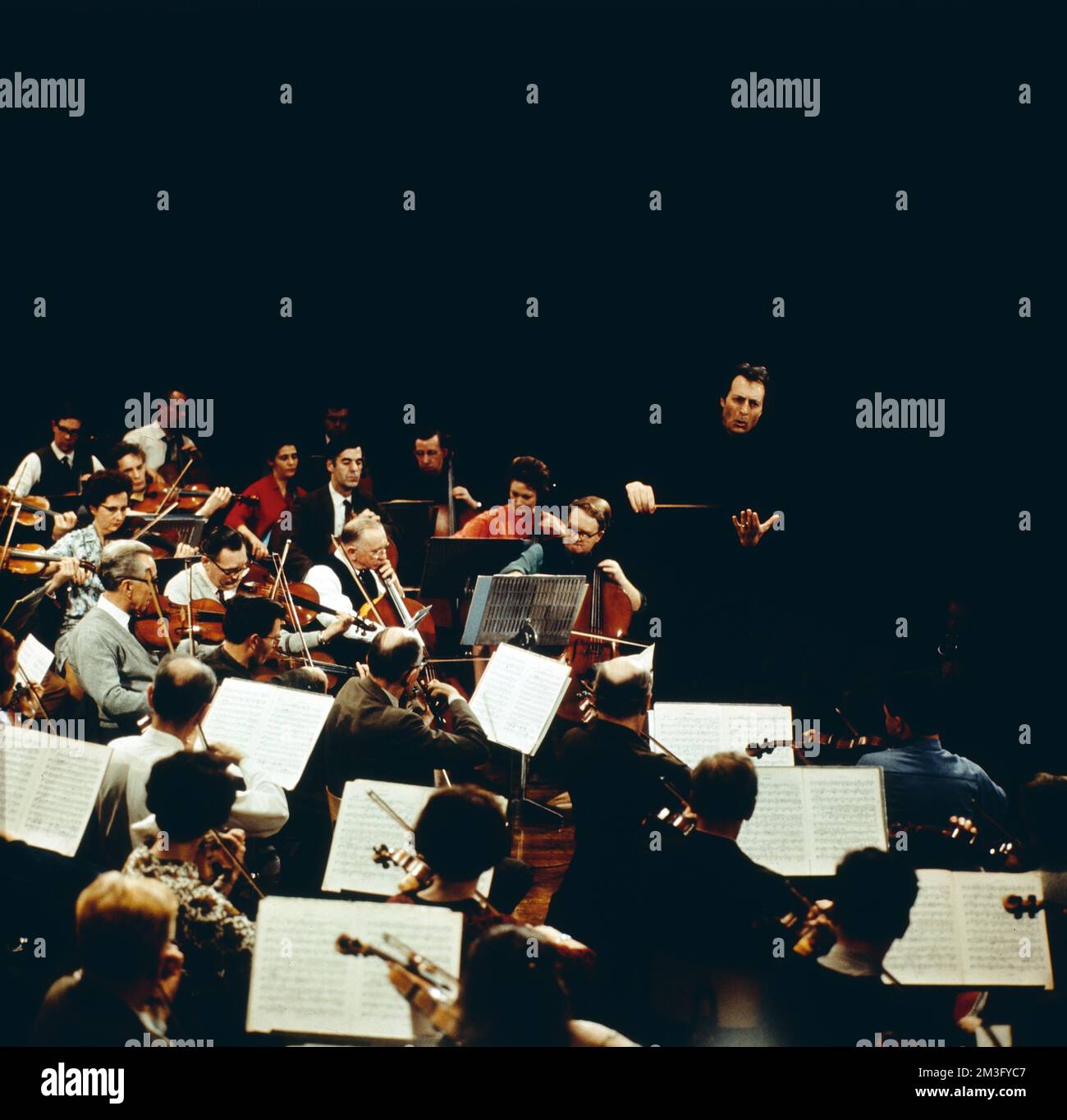 Carlo Maria Giulini, italienischer Dirigent, Chefdirigent der Wiener Symphoniker, hier bei einer Orchesterprobe, 1975. Carlo Maria Giulini, Italian conductor, Chief Conductor of the Vienna Symphony Orchestra, here at an orchestra rehearsal, 1975. Stock Photo