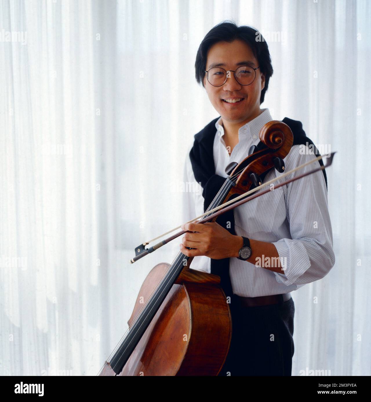 Yo Yo Ma, auch Yo-Yo Ma, amerikanischer Portrait mit Cello, Deutschland, circa 1981. Yo Ma or Yo-Yo Ma, born in Paris to Chinese parents, American cellist, portrait with cello, Germany,