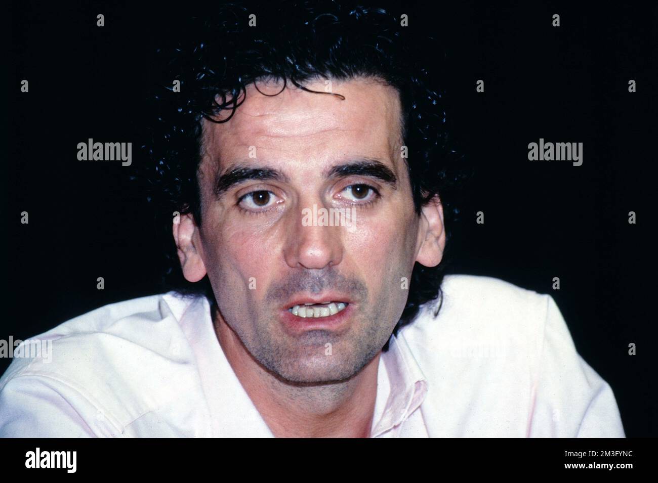 Massimo Troisi, italienischer Schauspieler, hier beim Münchner Filmfest, 1990, er spielt in Ettore Scola's Film: Che ora è, eine der Hauptrollen. Massimo Troisi, Italian actor, here at the Munich Film Festival, 1990, he plays in Ettore Scola's film: Che ora è one of the leading parts. Stock Photo