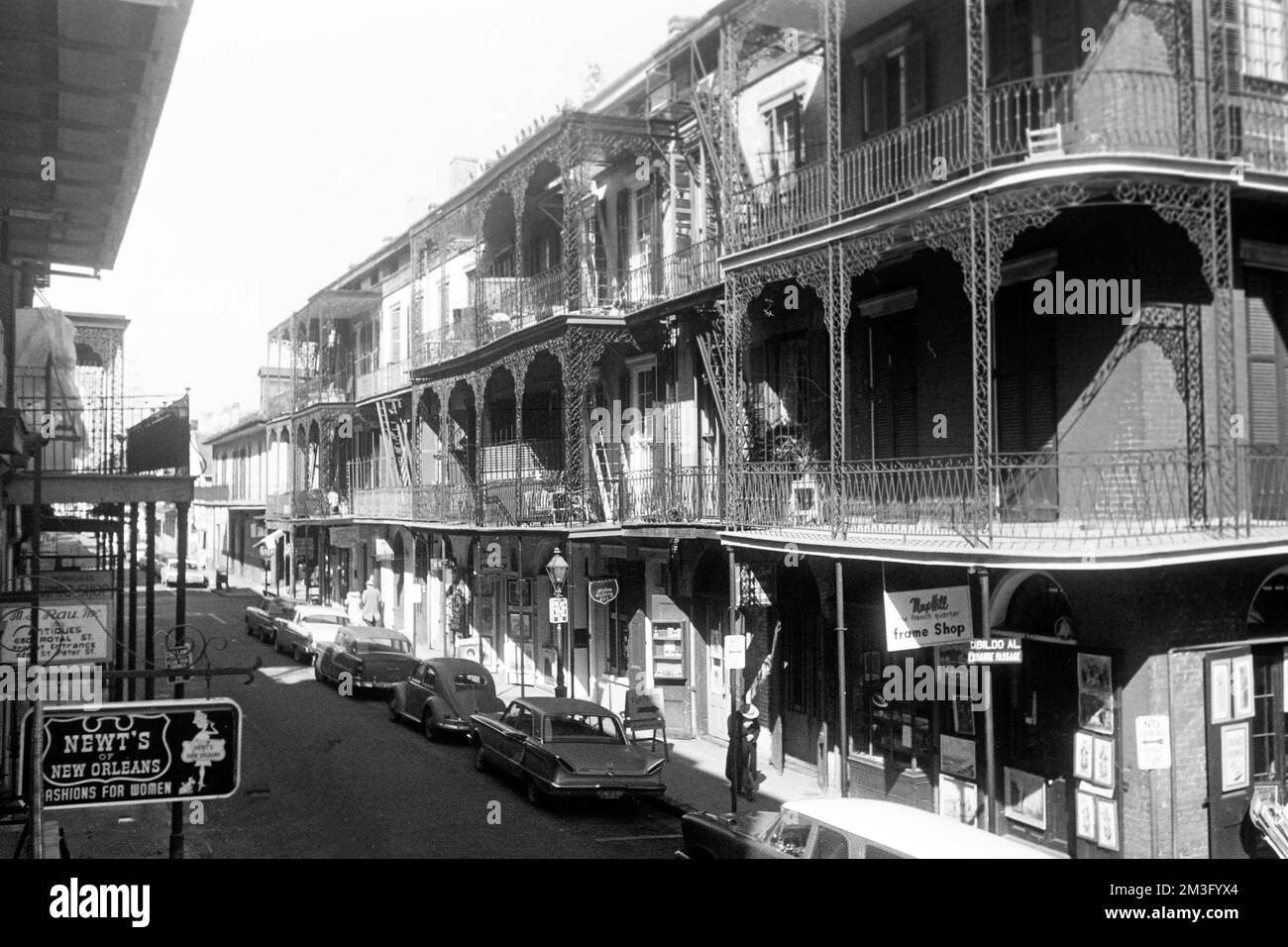 Häuser mit traditionellen eisernen Geländern an der St Peter Street im
