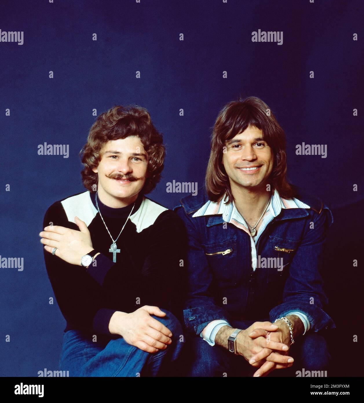 Waterloo and Robinson, Pop-Duo aus Österreich mit Josef Krassnitzer und Hans Kreuzmayr, Portrait, Deutschland, 1979. Waterloo & Robinson, Austrian Pop duo, Josef Krassnitzer as Robinson and Hans Kreuzmayr as Waterloo, portrait, Germany, 1979. Stock Photo