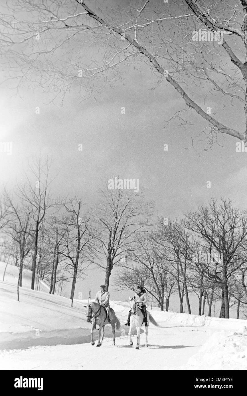 Reiter in Schneelandschaft in Montreal, Kanada, 1963. Riders in snowy landscape in Montreal, Canada, 1963. Stock Photo