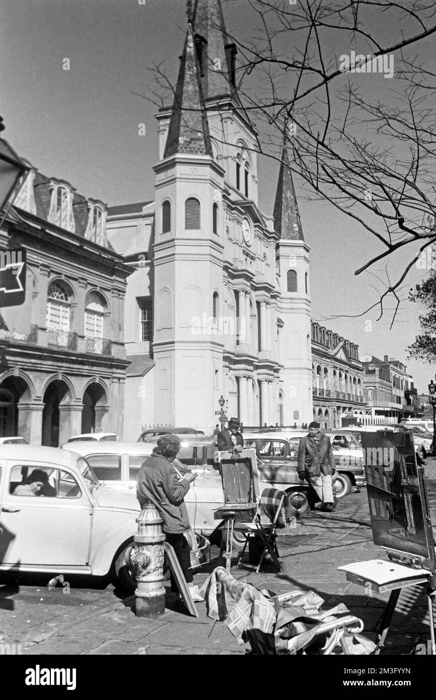 Das French Quarter in New Orleans - Maler auf der Straße vor der St Louis Cathedral in New Orleans, Louisiana, 1963. The French Quarter in New Orleans - Painters on the street in front of St Louis Cathedral of New Orleans, Louisiana, 1963. Stock Photo