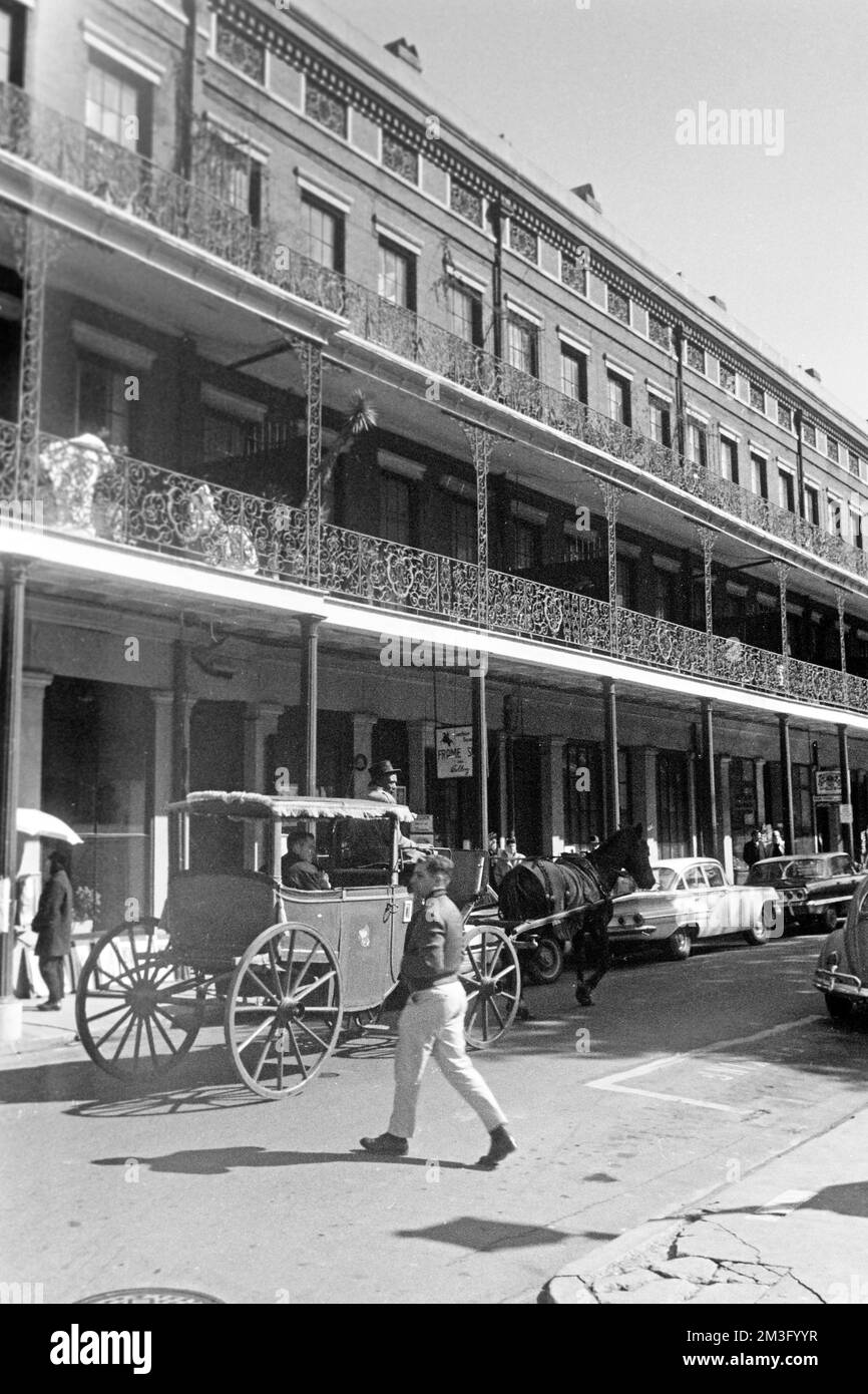 Pferdekutsche vor Häusern mit traditionellen eisernen Geländern an der