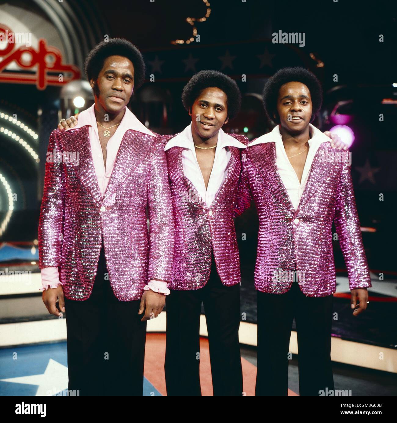 Gibson Brothers, Pop Trio aus Martinique, Auftritt in der Musiksendung: Top Pop, 1976. Gibson Brothers, Pop Trio from Martinique, Top Pop TV music show performance, 1976. Stock Photo