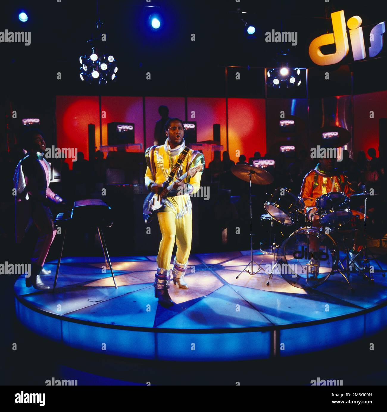 Disco, ZDF Musiksendung, Deutschland, 1980, Gibson Brothers, Pop Trio aus Martinique mit Alexandre Francfort, Keyboarder, Christian Francfort, Sänger, Patrick Francfort, Schlagzeuger. Disco TV music show, Germany, 1980, performance of the Gibson Brothers, Pop trio from Martinique. Stock Photo
