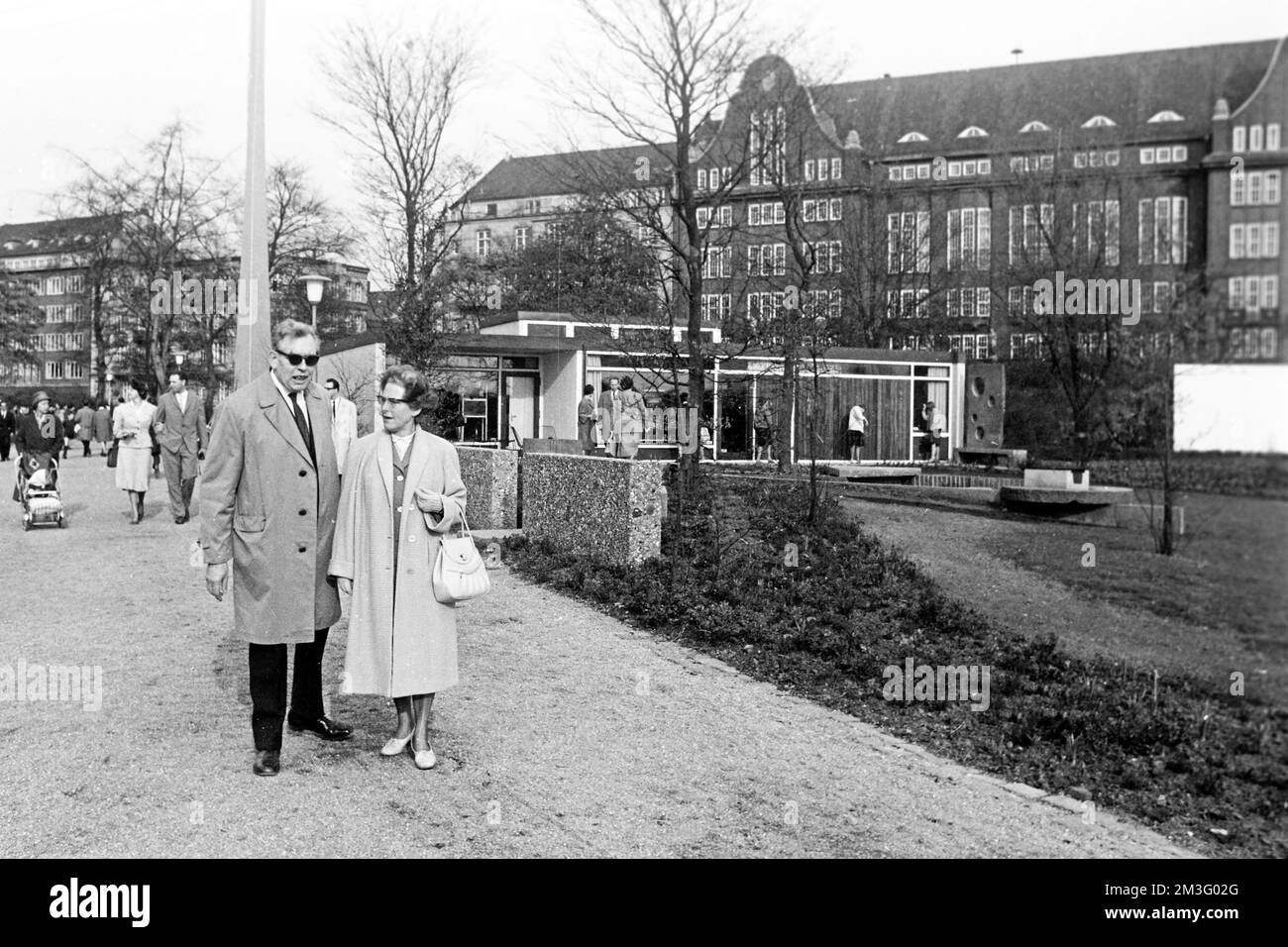 Frühlingsspaziergang in Montreal, Kanada, 1963. Springtime stroll through Montreal, Canada, 1963. Stock Photo