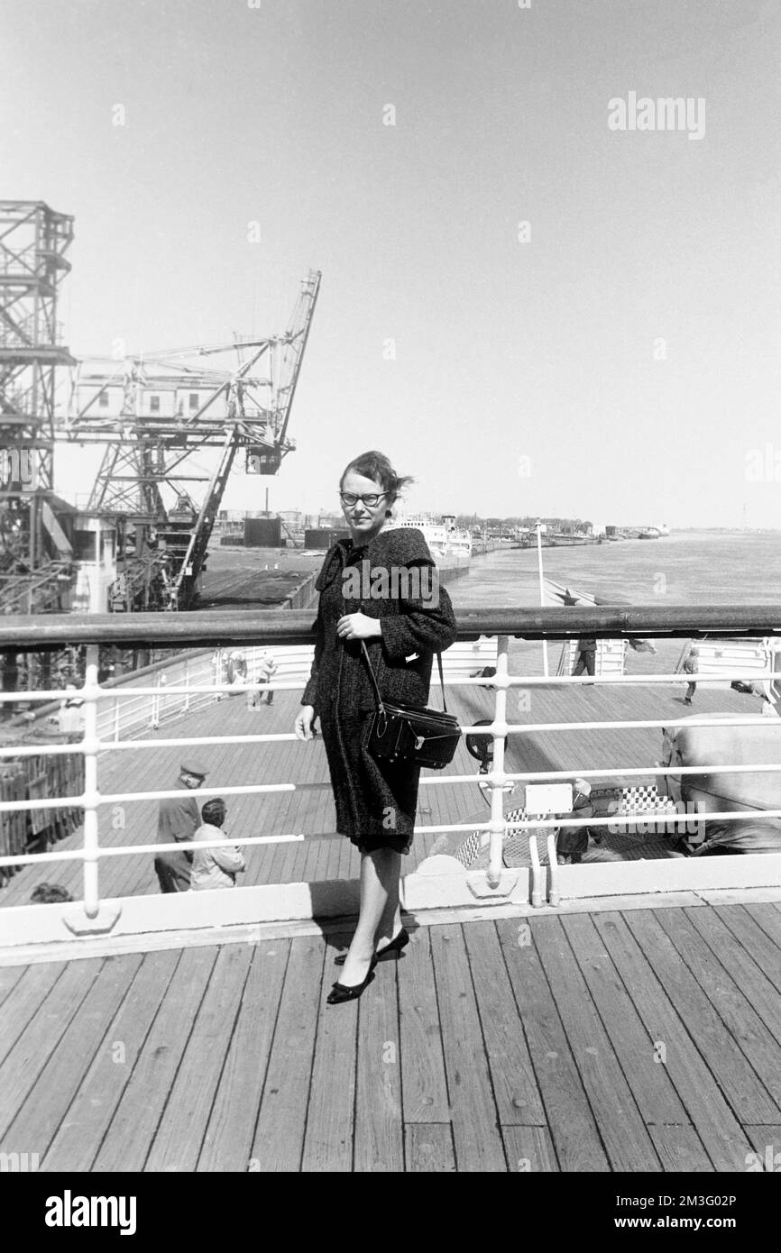 Damenporträt im Hafen von Montreal, Kanada, 1963. Portrait of a lady in the port of Montreal, Canada, 1963. Stock Photo