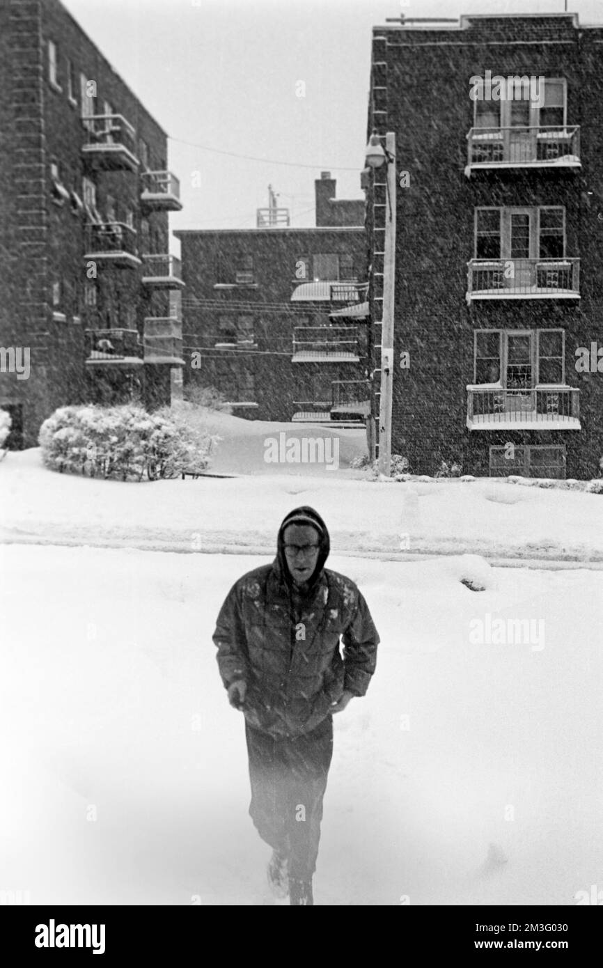 Mann im Schnee in Montreal, Kanada, 1963. Man in the snow in Montreal, Canada, 1963. Stock Photo