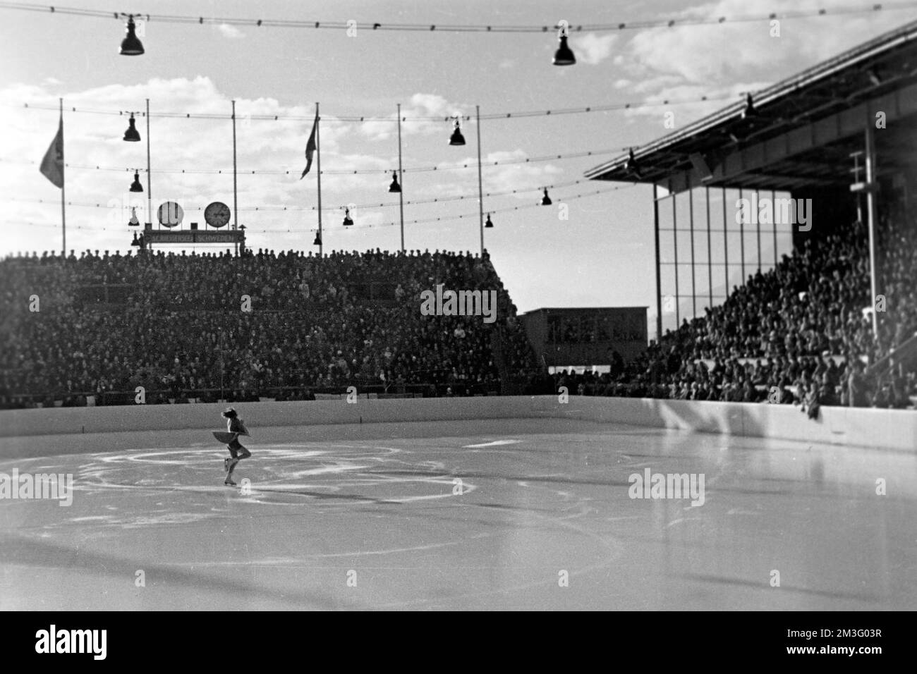 Dameneiskunstlauf bei den Olympischen Winterspielen in Garmisch-Partenkirchen, 1936. Women's figure skating at the Winter Olympics in Garmisch-Partenkirchen, 1936. Stock Photo