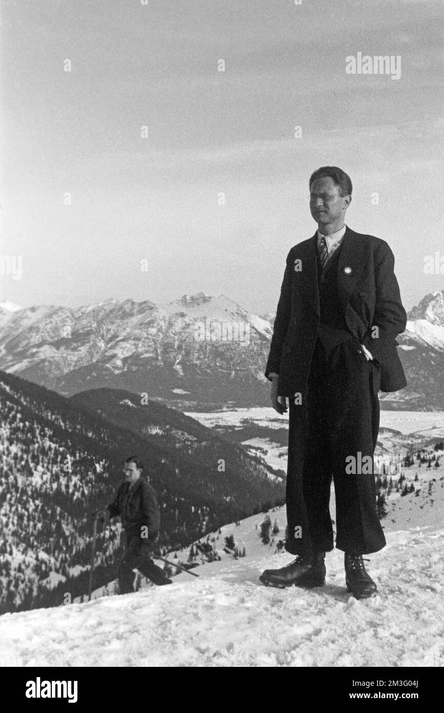 Auf dem Wankgipfel nach der Olympiade 1936 - Herrenportrait auf dem Gipfel des Wank, Garmisch-Partenkirchen, 1936. On the Wank peak after the 1936 Olympics - Portrait of a man on the summit of Wank mountain, Garmisch-Partenkirchen, 1936. Stock Photo