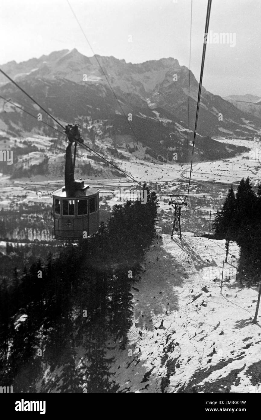 Auf dem Wankgipfel nach der Olympiade 1936 - Die Wankbahn mit Blick ins Tal, Garmisch-Partenkirchen, 1936. On the Wank peak after the 1936 Olympics - The Wank mountain cable car with a view into the valley, Garmisch-Partenkirchen, 1936. Stock Photo