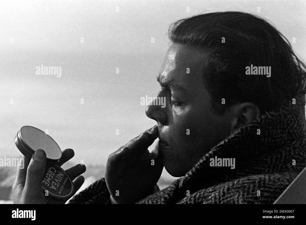 Auf dem Wankgipfel nach der Olympiade 1936 - Herrenportrait im Liegestuhl beim Sonnenbad auf dem Gipfel des Wank, Garmisch-Partenkirchen, 1936. On the Wank peak after the 1936 Olympics - Portrait of a man in a deckchair sunbathing on the summit of Wank mountain, Garmisch-Partenkirchen, 1936. Stock Photo