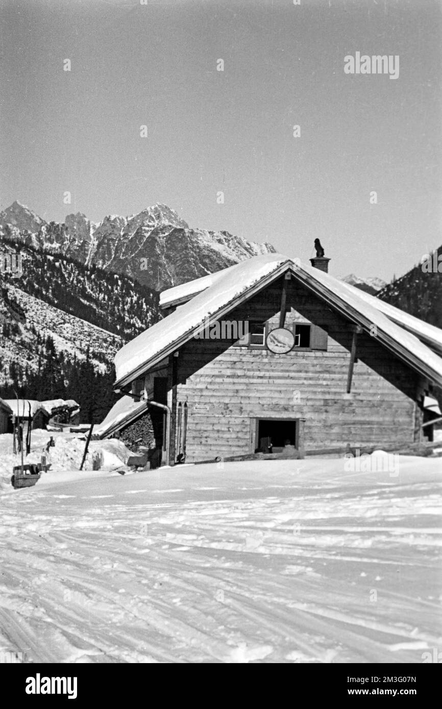 Eingeschneite Häuser bei Garmisch-Partenkirchen im Winter 1936. Snowed-in dwellings near Garmisch-Partenkirchen in winter 1936. Stock Photo