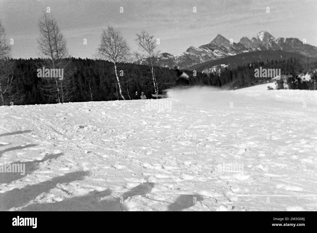 Die Große Olympiaschanze bei den Olympischen Winterspielen in Garmisch-Partenkirchen, 1936. The Great Olympic Ski Jump at the Winter Olympics in Garmisch-Partenkirchen, 1936. Stock Photo