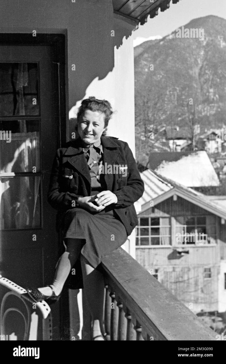Frau beim Sonnenbad im Gasthaus in Garmisch-Partenkirchen, 1936. Woman sunbathing at the inn in Garmisch-Partenkirchen, 1936. Stock Photo