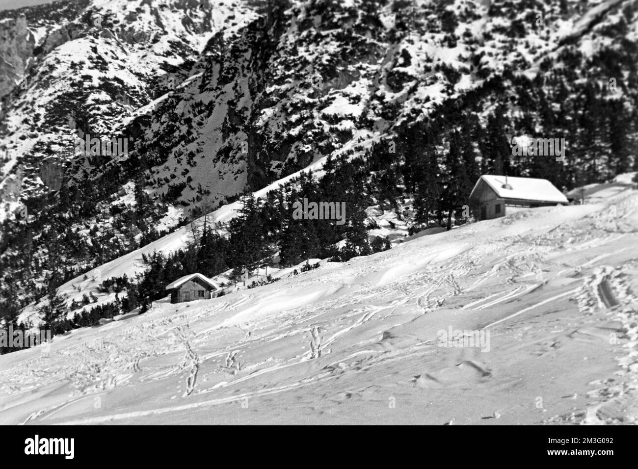 Eingeschneite Häuser bei Garmisch-Partenkirchen im Winter 1936. Snowed-in dwellings near Garmisch-Partenkirchen in winter 1936. Stock Photo