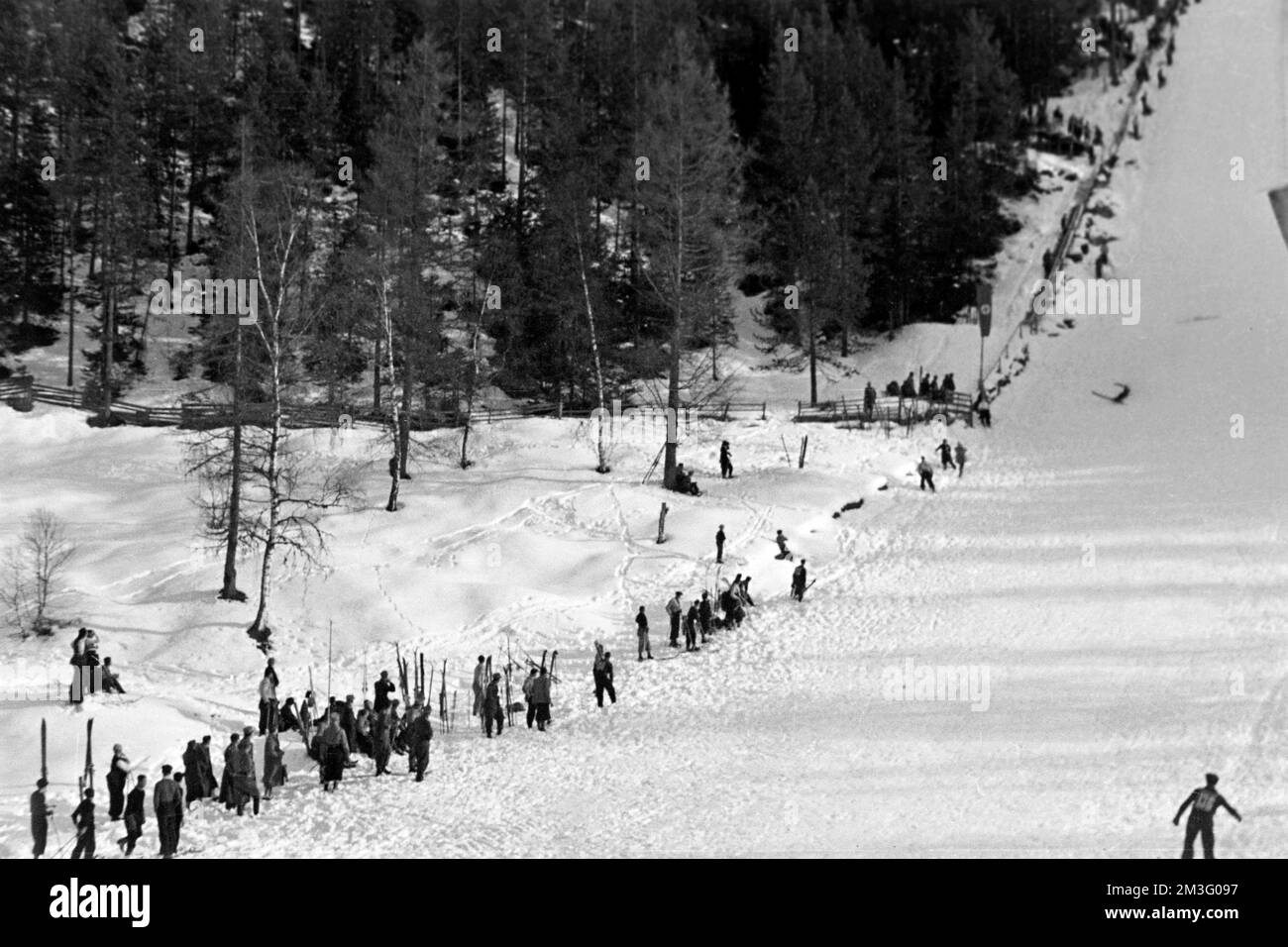 Die Große Olympiaschanze bei den Olympischen Winterspielen in Garmisch-Partenkirchen, 1936. The Great Olympic Ski Jump at the Winter Olympics in Garmisch-Partenkirchen, 1936. Stock Photo