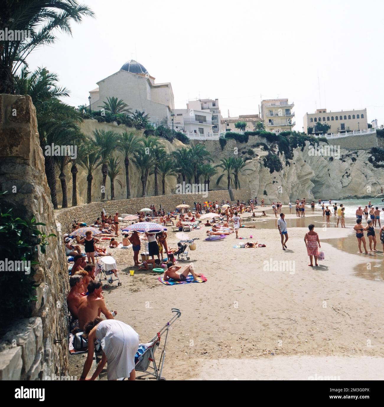 Strand vor der Altstadt von Benidorm an der Costa Blanca, Spanien 1988 ...