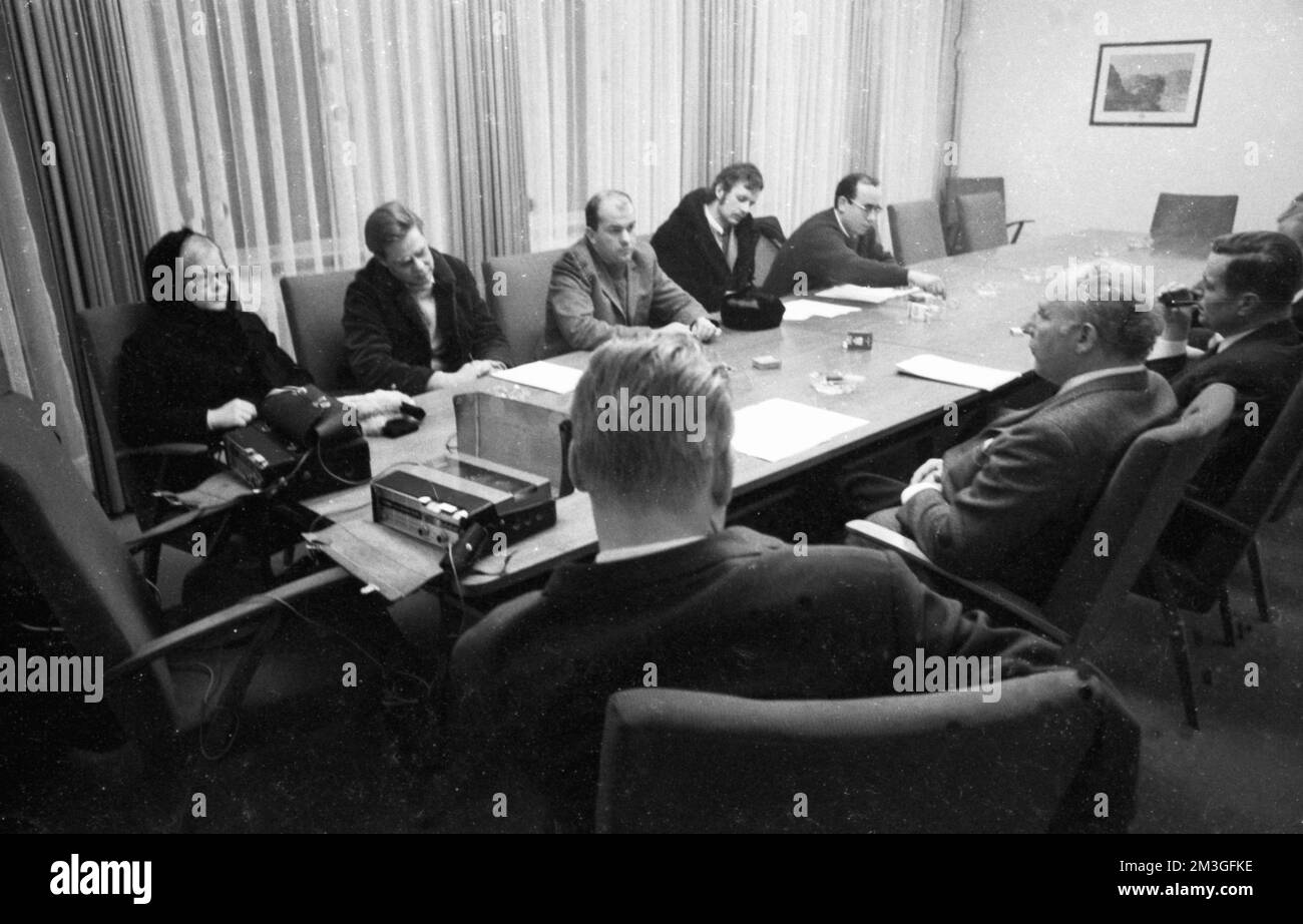 Representatives of the DKP-affiliated SDAJ (Socialist German Workers' Youth) met with Walter Scheel for talks in about 1968. nothing is known today Stock Photo