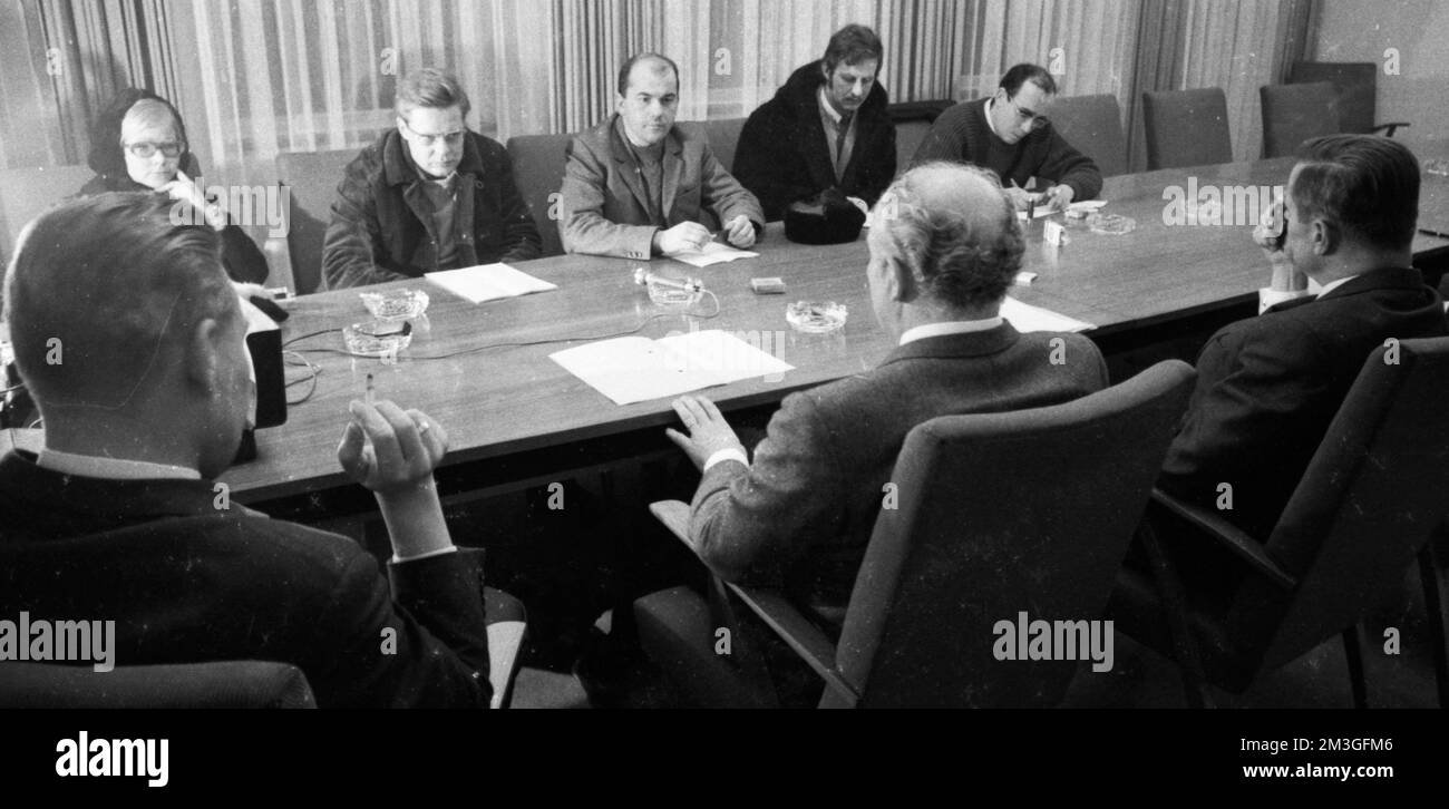 Representatives of the DKP-affiliated SDAJ (Socialist German Workers' Youth) met with Walter Scheel for talks in about 1968. nothing is known today Stock Photo