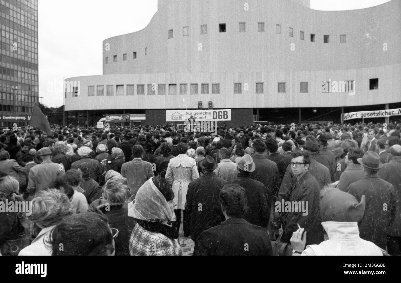 Tenants Rally Tenants rally Black and White Stock Photos & Images - Alamy