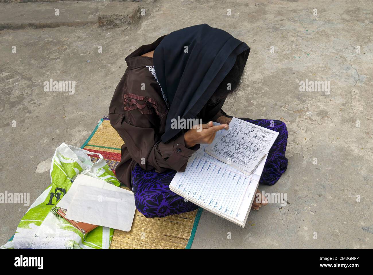 A Muslim girl studying, Pulicat Pazhaverkadu, Tamil Nadu, South India, India, Asia Stock Photo