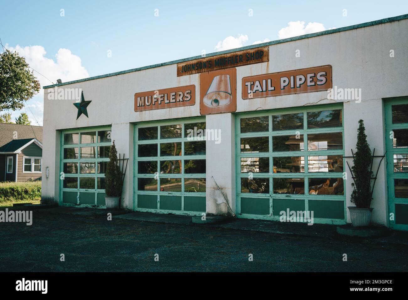Johnsons Muffler Shop vintage signage, Millerton, New York Stock Photo