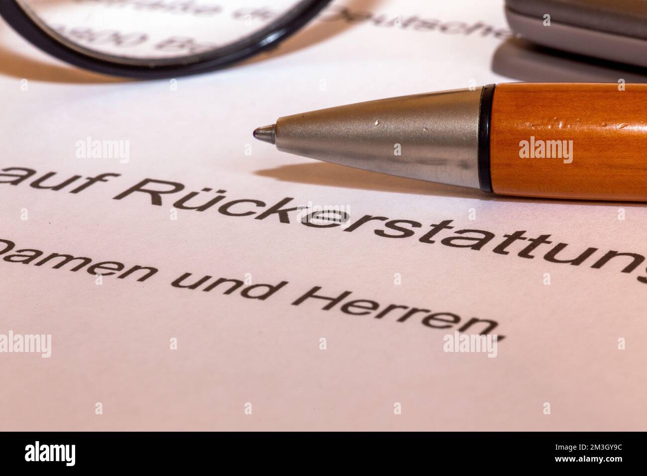 Symbolbild Antrag auf Rückerstattung: Nahaufnahme von einem Anschreiben ...