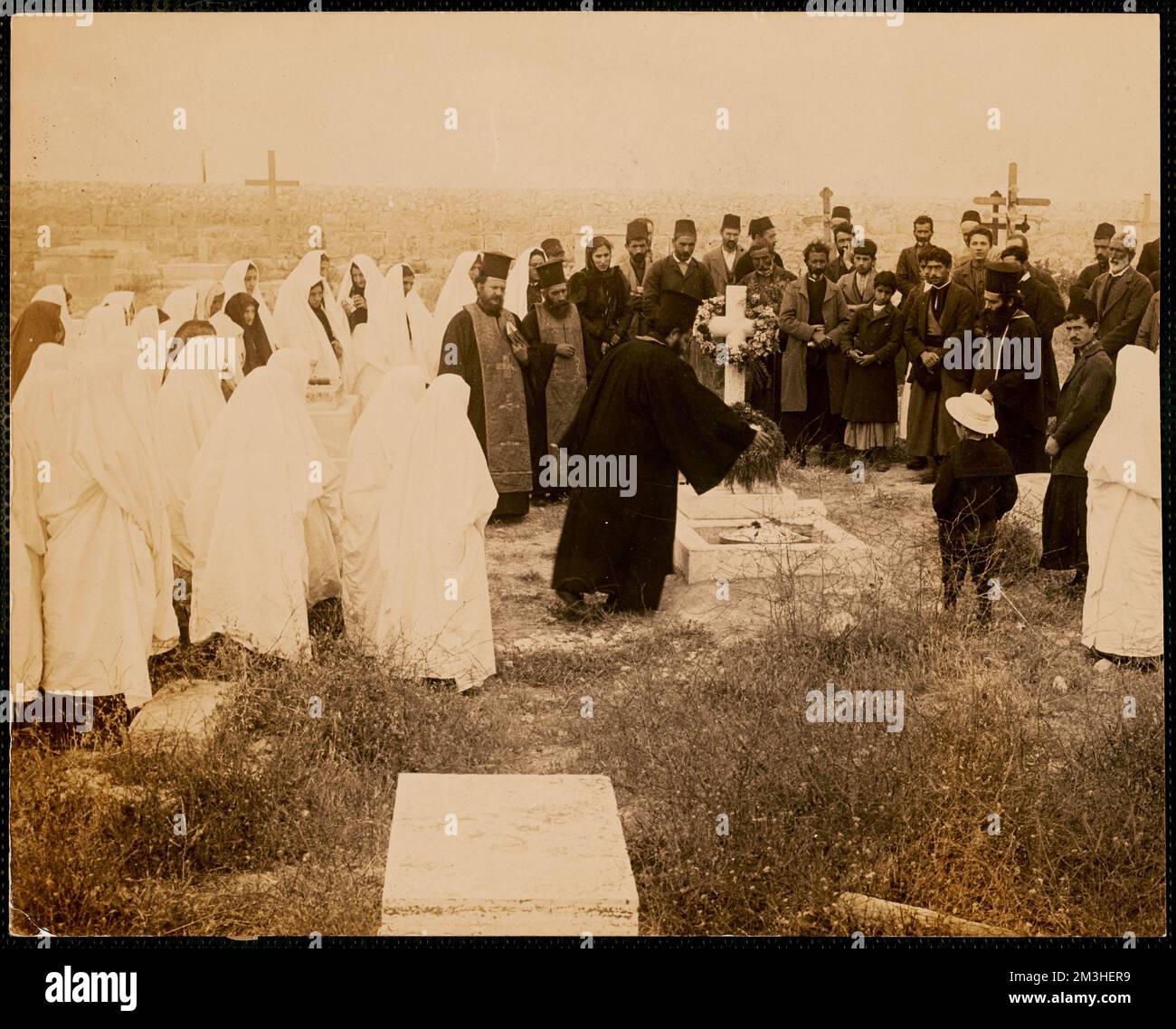 Mourning at grave Palestine , Funeral rites & ceremonies, Mourning