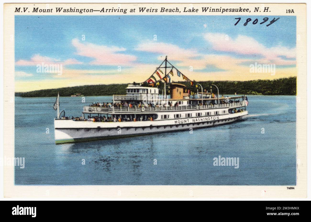 M.V. Mount Washington -- Arriving at Weirs Beach, Lake Winnipesaukee, N.H. , Lakes & ponds, Boats, Tichnor Brothers Collection, postcards of the United States Stock Photo