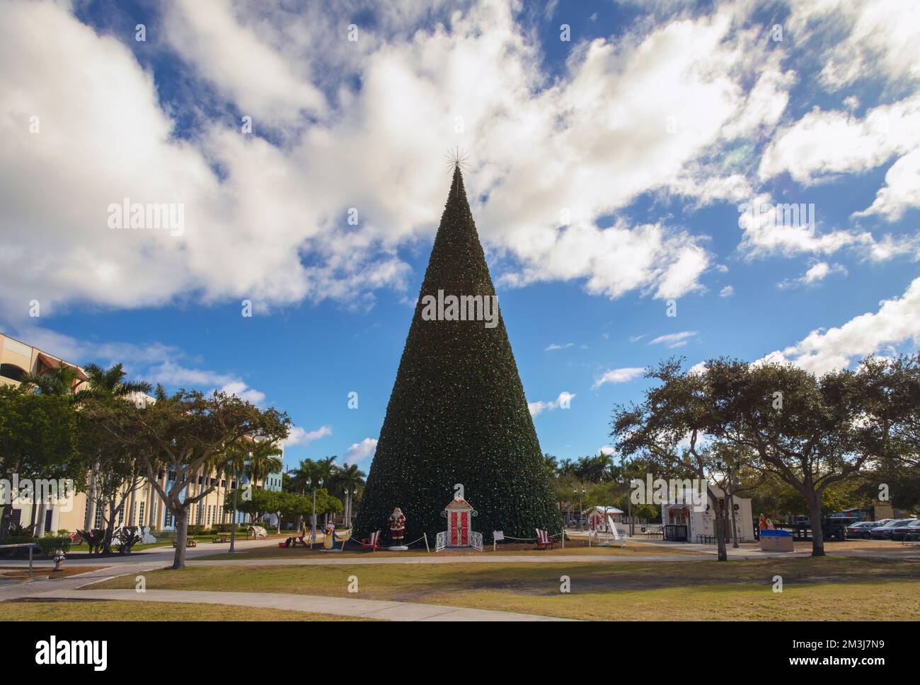 100 ft christmas tree hires stock photography and images Alamy