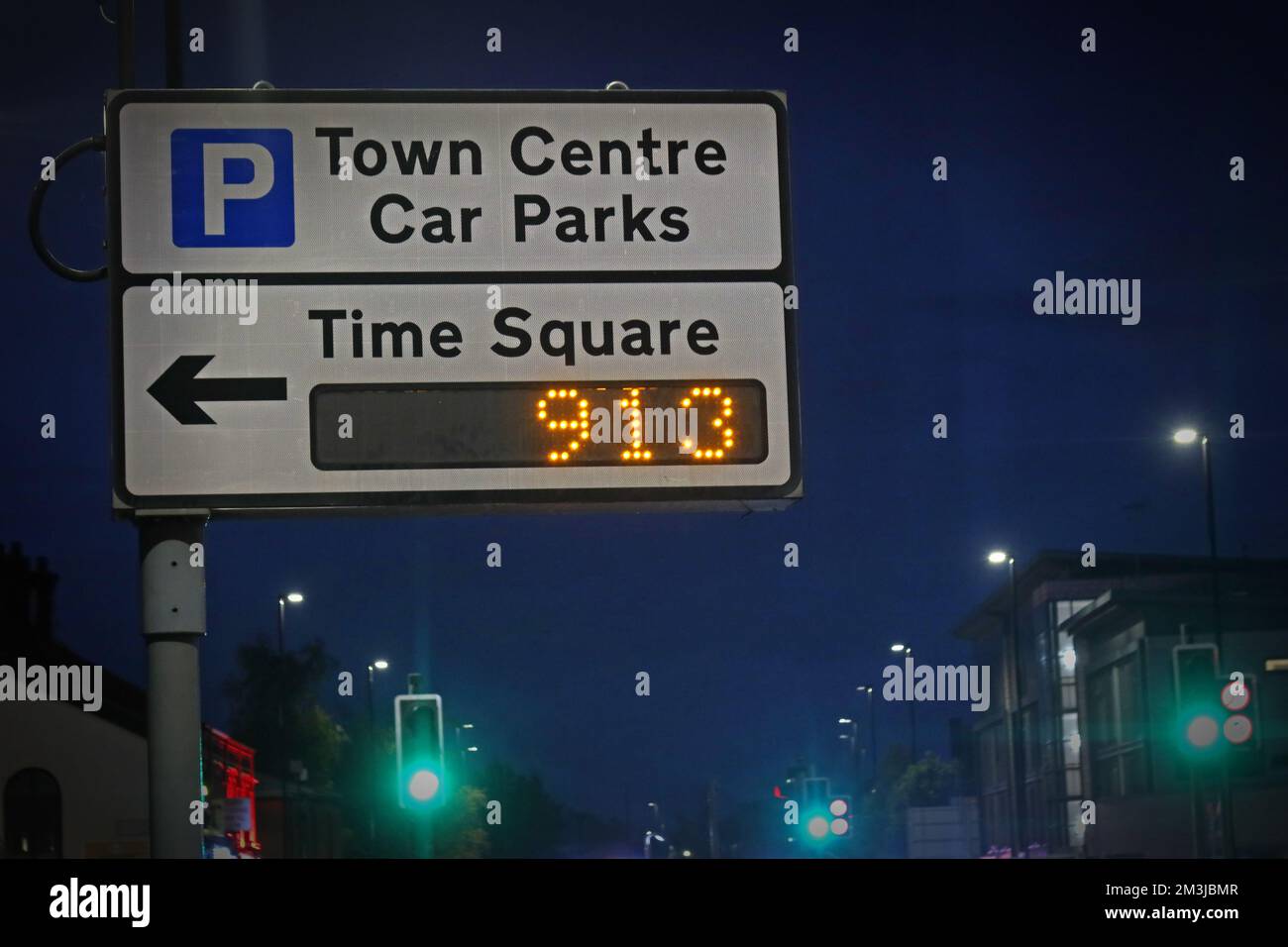 Warrington Town centre parking, Car parks sign, Time Square sign showing 913 spaces free, Cheshire, England, UK, WA1 Stock Photo