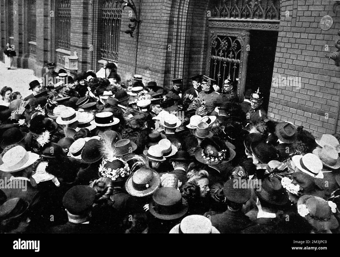 People in war Black and White Stock Photos & Images - Alamy