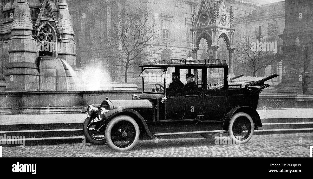 A Wolseley 24/30 hp Limousine Landaulette. The Landaulette (or Landaulet, or Landau) was a body style with a folding rear portion of roof that allowed passengers to enjoy fine weather.     Date: 1913 Stock Photo