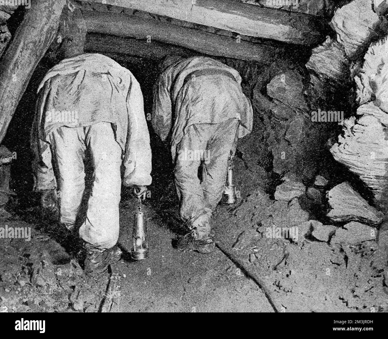 The painful passage of a narrow gallery, the descent into the pits at the Courrieres mines. The colliery disaster at Courrieres mines, 1906, in the Pas de Calais. An explosion in one of the three pits resulted in a unprecedented death toll of 1150 men.     Date: 17th March 1906, p376 Stock Photo