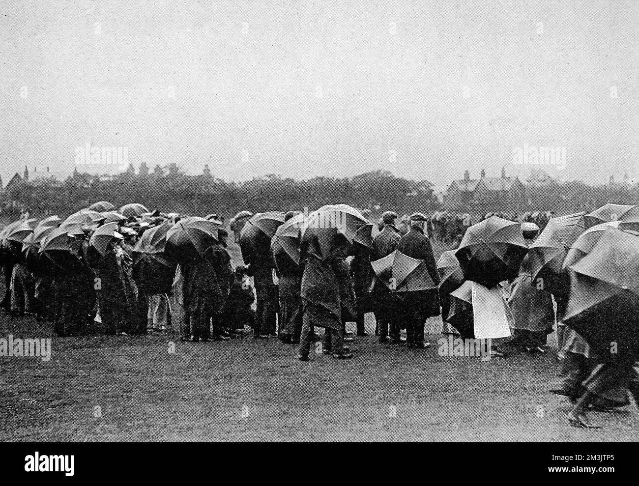 Photograph of the crowd at the Golf Amateur Championship at Hoylake, May 1906.  Rain and strong winds combined to make conditions unpleasant for the final round of Mr. James Robb and Mr. C.C. Lingen.     Date: 1906 Stock Photo