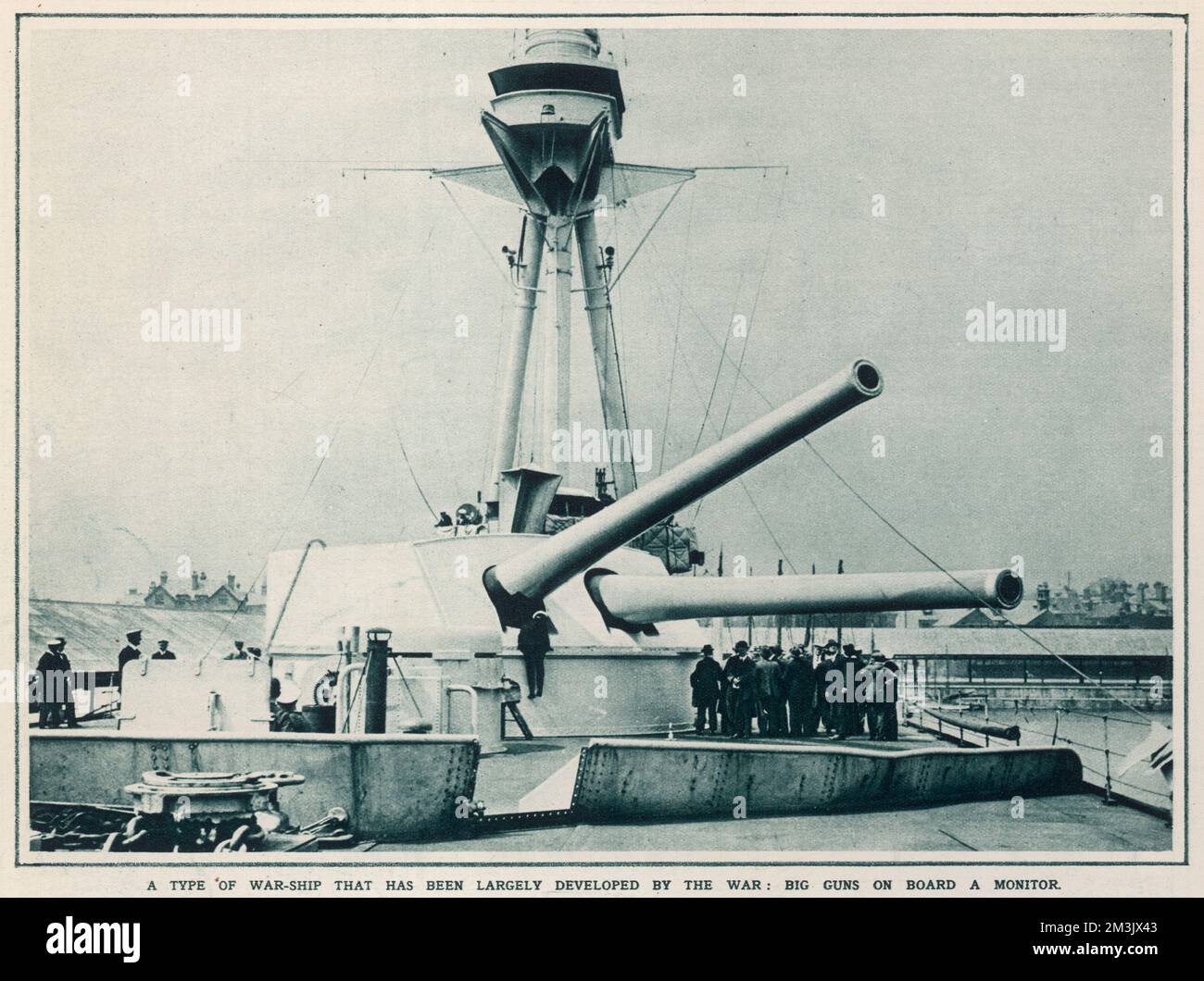 The big guns mounted on board a British navy Monitor ship.     Date: 1916 Stock Photo
