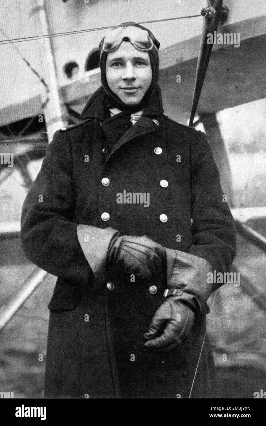 Flight Sub-Lieutenant Warneford of the Royal Navy Air Service. Warneford became the first airman to destroy a Zeppelin in the air, by dropping bombs on LZ-37 over Bruges on the 7th June 1915, an act for which he was awarded the Victoria Cross. Warneford is pictured wearing his flying 'gear' - helmet, goggles, jacket and gauntlets. Stock Photo