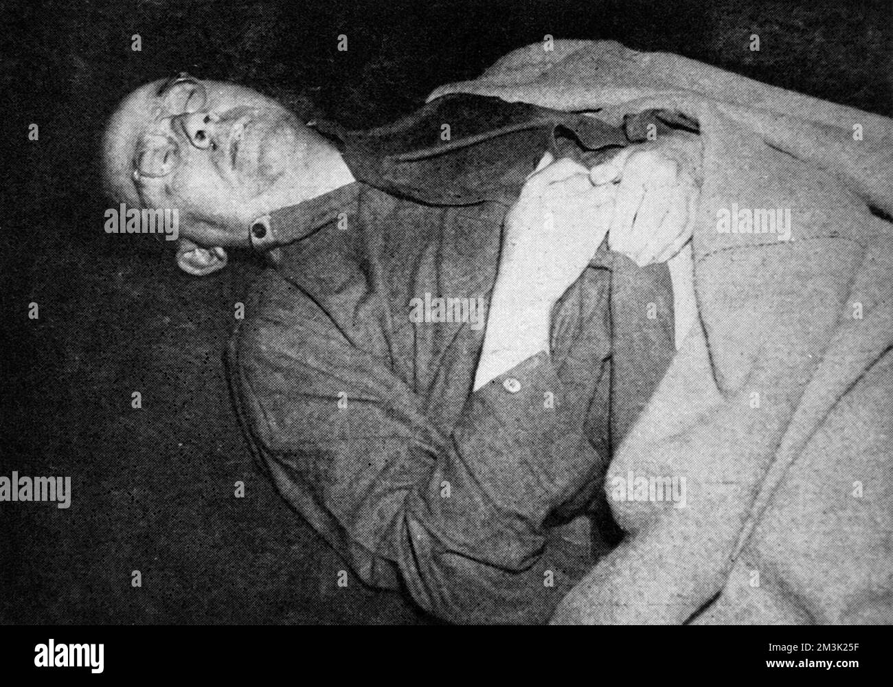 Photograph showing the corpse of Heinrich Himmler (1900-1945), the German Nazi leader and Chief-of-Police, shortly after he committed suicide at a Luneburg villa in May 1945.      He is shown wearing British Army clothing, which had been issued to him when he was captured.     Date: 1945 Stock Photo