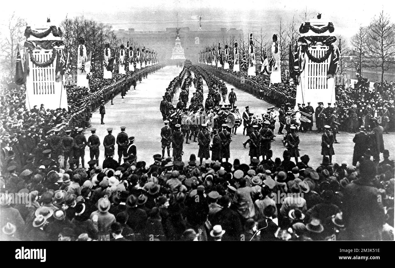 Photograph showing the triumphal procession of the Guards up the Mall, from Buckingham Palace to Marlborough Yard, at the end of the First World War, 1919.     Date: 29/03/1919 Stock Photo