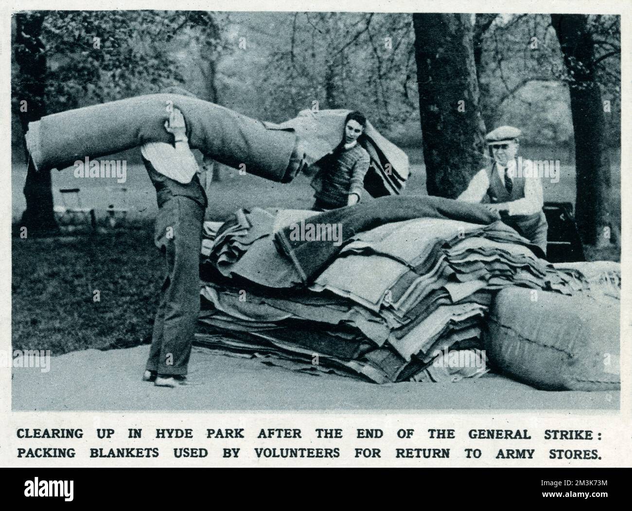 Clearing up in Hyde Park after the end of the General Strike: packing blankets used by volunteers for return to army stores.   In support of a strike by coal miners over the issue of threatened wage cuts, the Trades Union Congress called a General Strike in early May 1926. The strike only involved certain key industrial sectors (docks, electricity, gas, railways) but, in the face of well-organised government emergency measures and lack of real public support, it collapsed after nine days     Date: 1926 Stock Photo