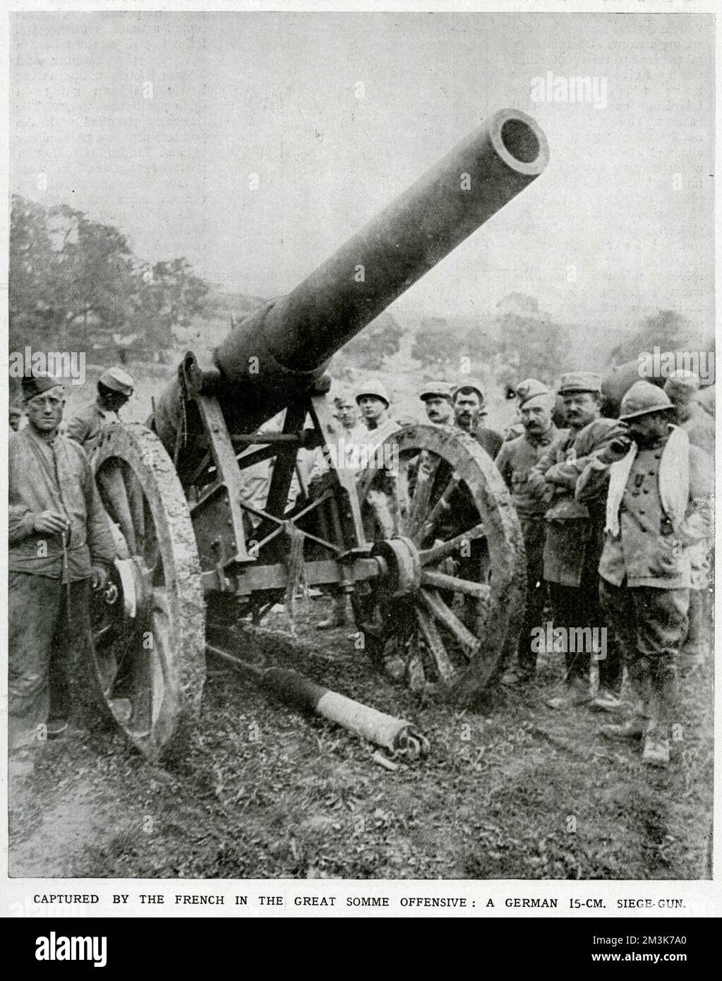 A photograph showing a German gun captured by French soldiers during the Battle of the Somme.  Intended to be a decisive breakthrough, the Battle of the Somme instead became a futile and indiscriminate slaughter, with General Haig's tactics remaining controversial even today.  The four and a half month campaign eventually gave way to a stalemate and by mid-November the offensive was over.  The British forces were decimated with 420,000 casualties, among them many of the new voluntary battalions.  1916 Stock Photo
