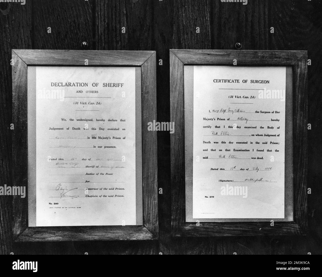 Official notice of the death of Ruth Ellis on the door of Holloway Prison. She was the last woman to be hanged in Britain.     Date: 13th July 1955 Stock Photo