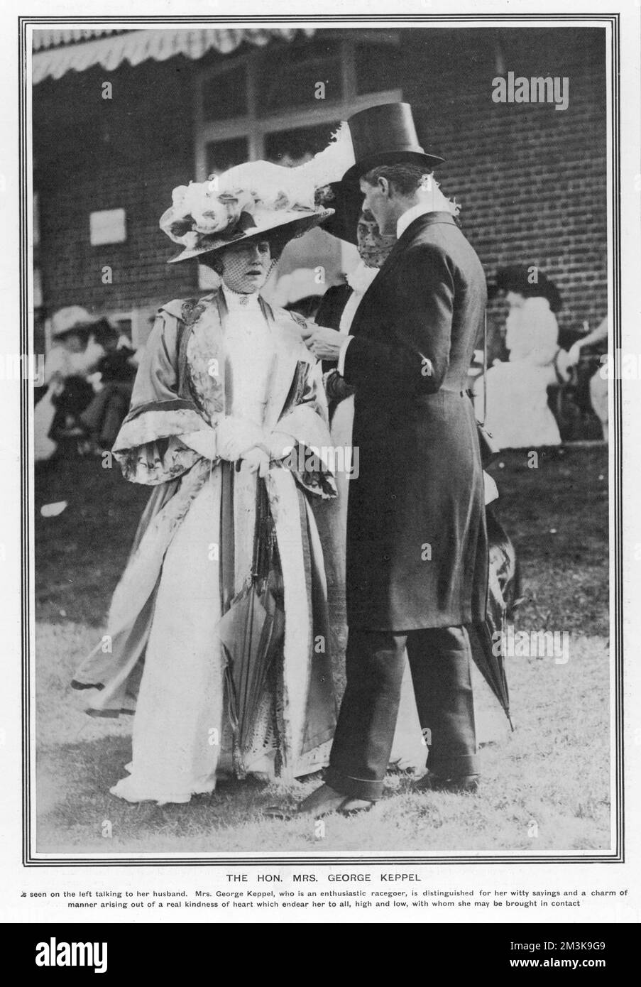 EDWARD VII The Hon. Mrs George Keppel  (Alice Keppel), mistress of  King Edward VII, pictured  talking to her husband at the  races.  1909 Stock Photo