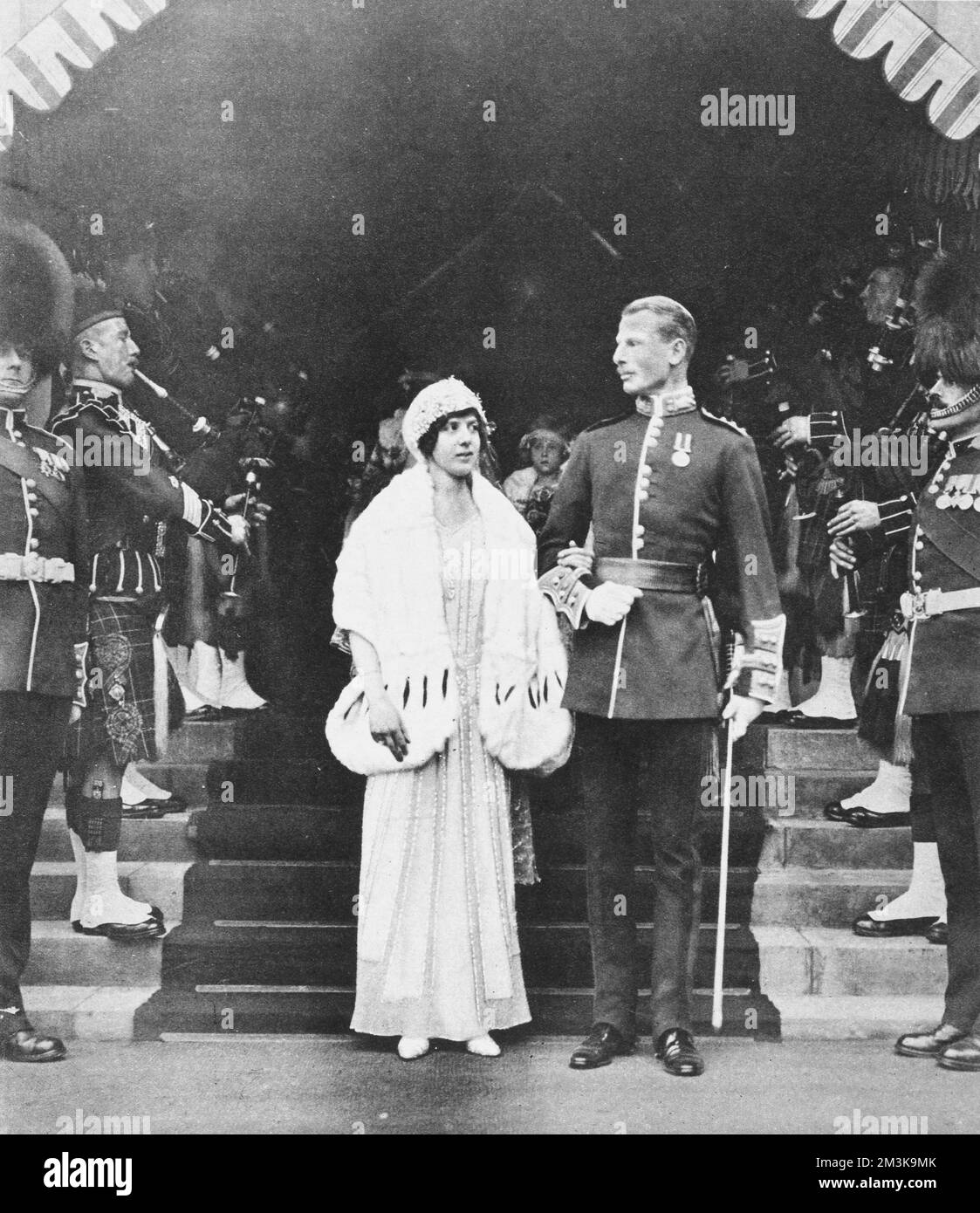 MAUD DUFF, Princess Maud of  Fife pictured with her new  husband Charles Alexander  Carnegie, 11th Earl of  Southesk leaving the Guard's  Chapel, Wellington Barracks.     Date: 1893 - 1945 Stock Photo