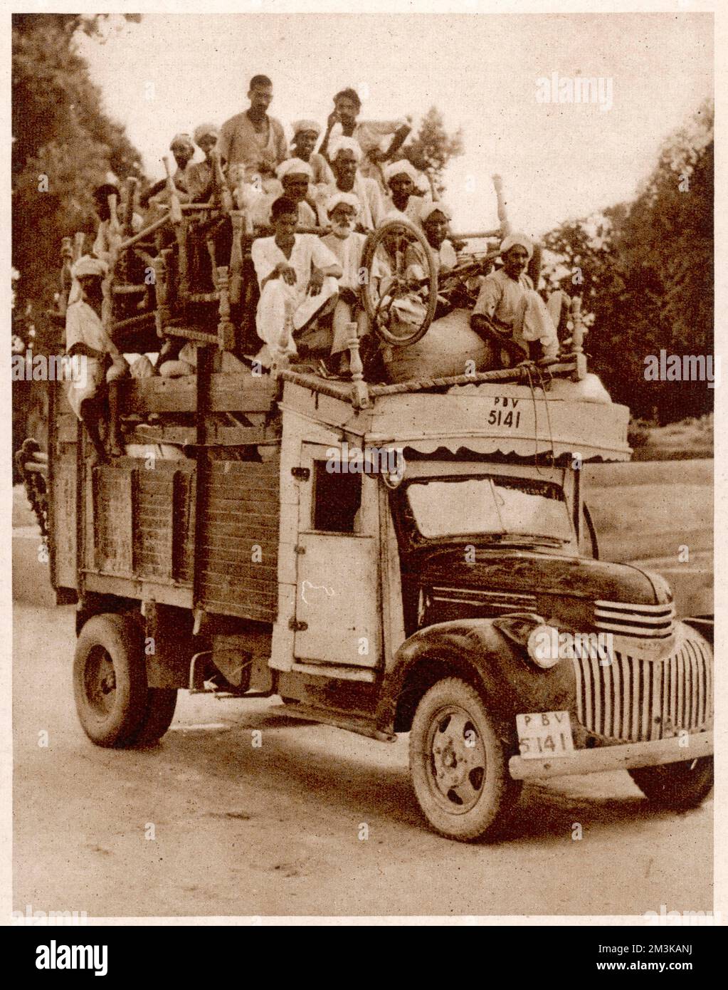 A lorryload of Sikh and Hindu refugees about to cross the Wagah Bridge between Pakistan and India to escape the mass killings and atrocities between Muslims, Sikhs and Hindus following Partition in 1947.  1947 Stock Photo