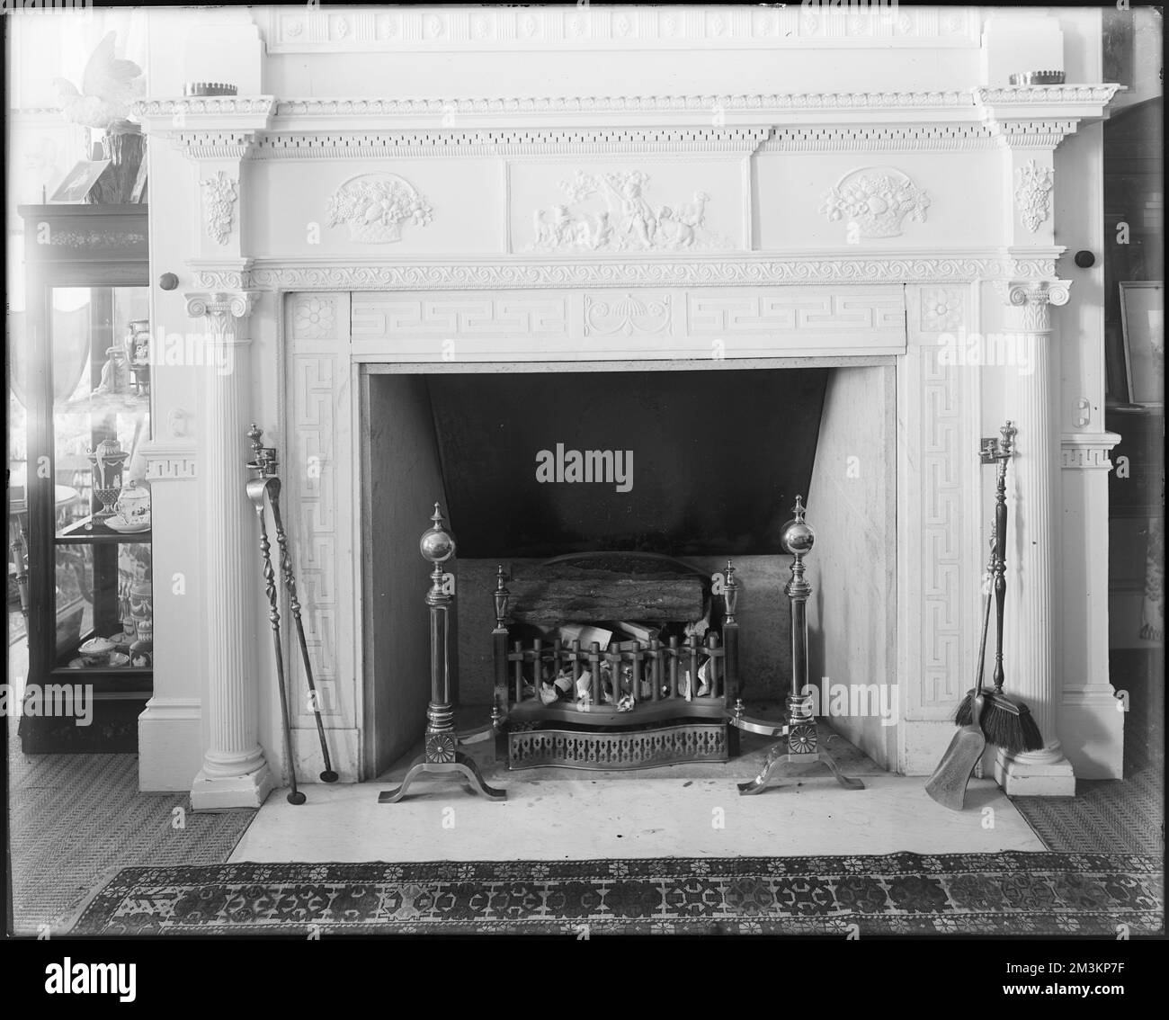 Oak mantels hi-res stock photography and images - Alamy